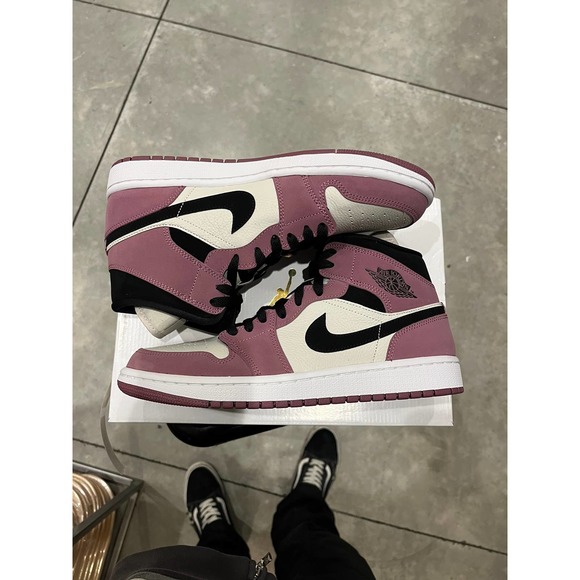Jordan 1 Mid Mulberry Size 8.5 - Picture 2 of 10